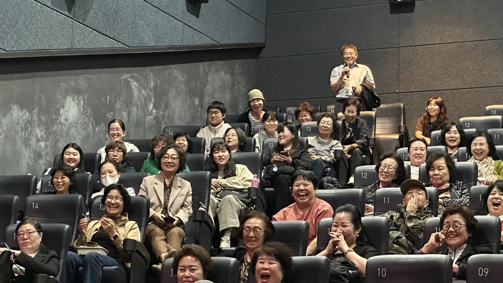 게스트 토크에 웃음이 번진 객석